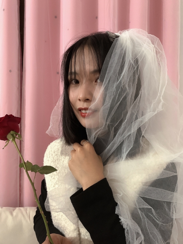 持紫菜包饭的女孩的第一张照片--广西基督教相亲网
